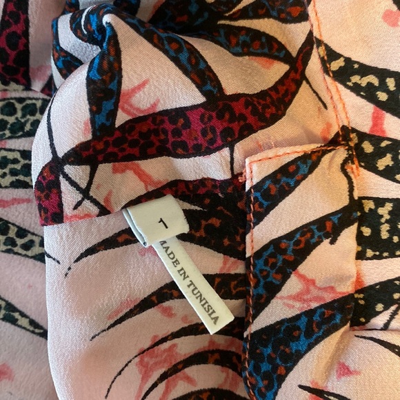 100% Silk Sandro Printed Set. Short-sleeve button up blouse and matching pants. - Picture 8 of 9